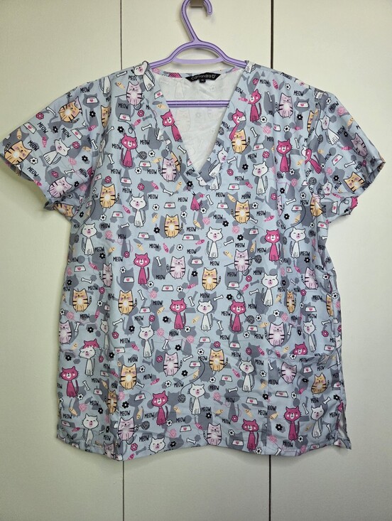 Cassandra O Tops - ☀️Women's XL Scrub Double Pocket Playful Cat Print V-Neck